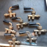 Кран бронзовый к запорному устройству указ.уровня   ф6/10  резьба Тр3/8